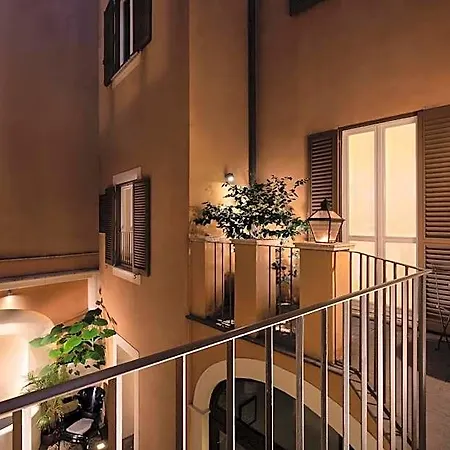 מלון דירות Palazzo Scanderbeg 4*